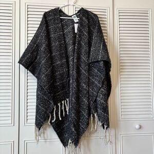 Woolrich NWT Blanket Wrap Poncho Ruana fringe